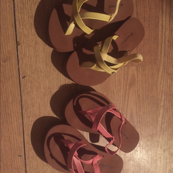 2 pairs of sandals flip flops size 9 yellow and pink - Picture 3 of 13